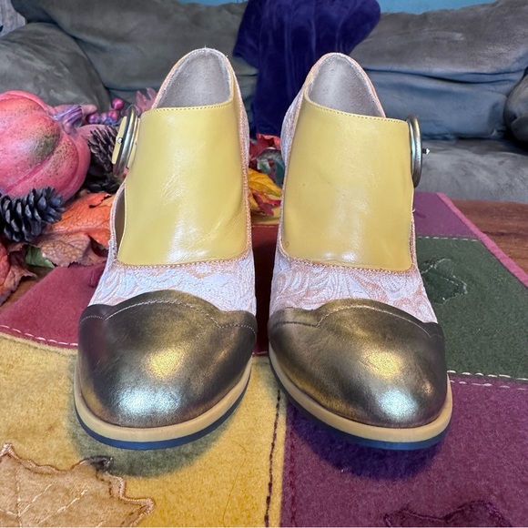 Fluevog Attic Joyce Buckled Heel with Scalloped Toe in Gold ๐ - Picture 2 of 11
